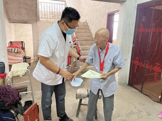 以行动践行承诺，以大爱履行服务