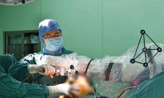 张传开主任医师应用史塞克Mako骨科机器人实施<a href='http://www.sararz.com/plus/list.php?tid=85' target='_blank'><u>关节置换</u></a>手术