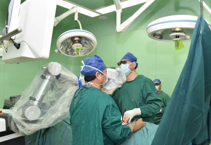 尚军主任医师应用3D裸眼显微镜实施脊柱微创手术。