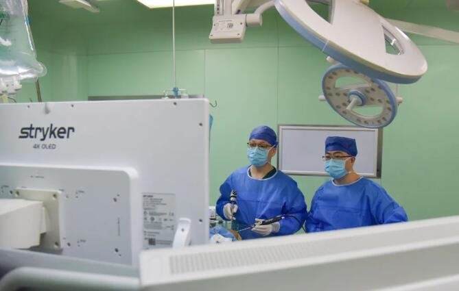 <a href='http://www.sararz.com/plus/view.php?aid=214' target='_blank'><u>朱辉</u></a>主任医师在关节镜下开展肘关节运动损伤手术