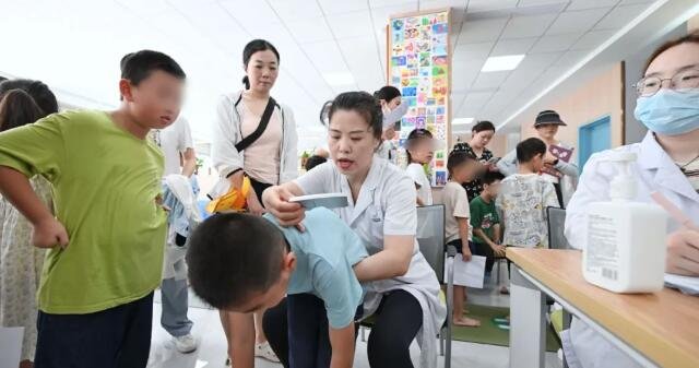 betway在线登陆运动促进健康中心为区域内中小学生进行脊柱侧弯等体态异常筛查