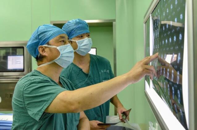 sararz运动医学学科带头人石荣剑带领团队研究治疗方案