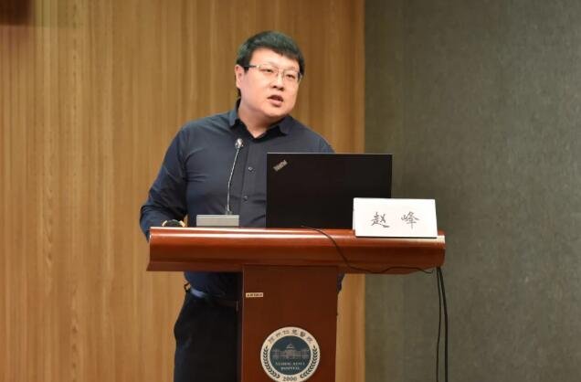 谢兴博士在交流环节作学术分享